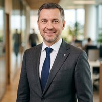 Портрет уверенного бизнесмена компании Техренда Полиграф на нейтральном фоне в студийном освещении